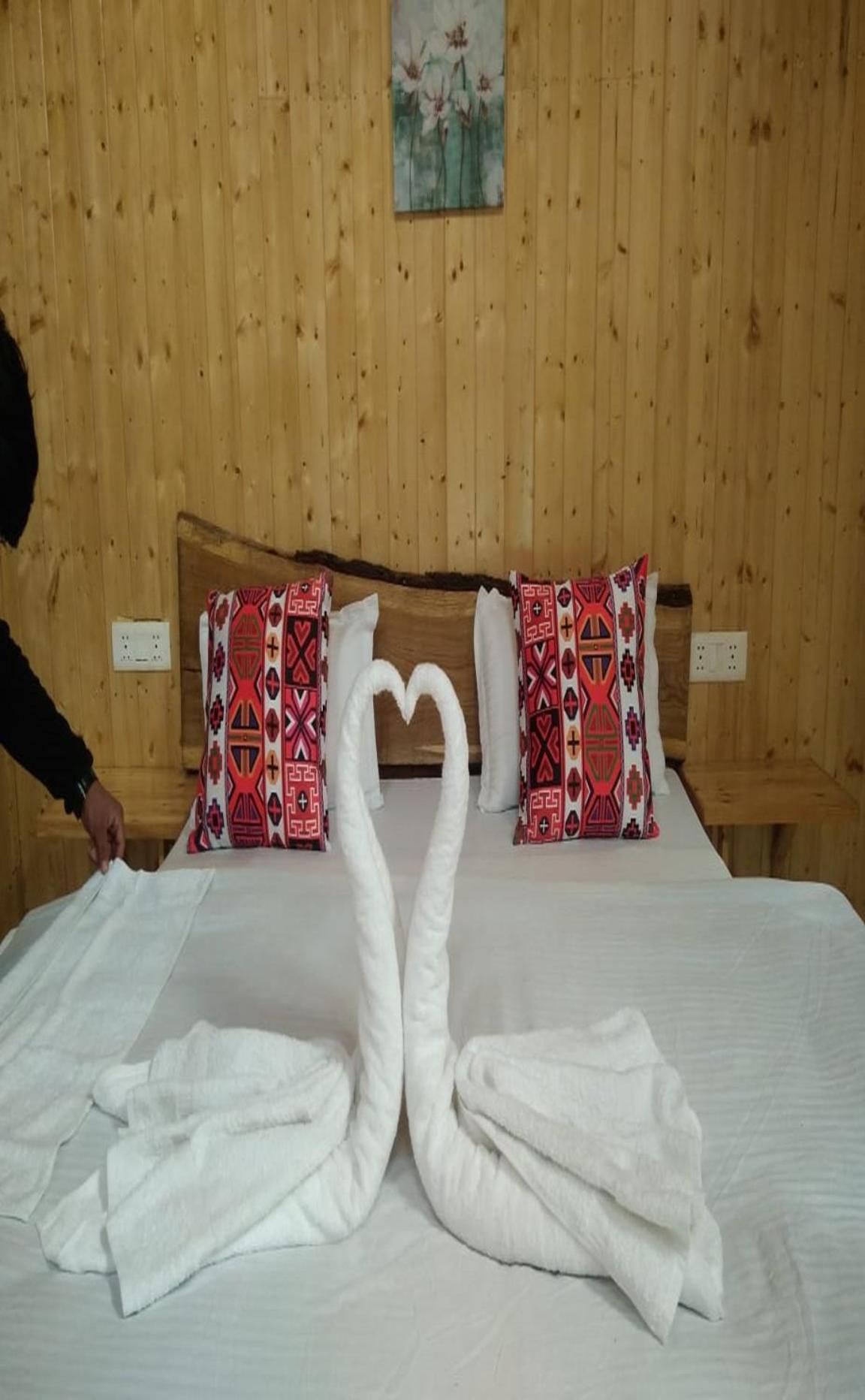 Offbeat Abodes - Tirthan Valley Banjar Exterior photo