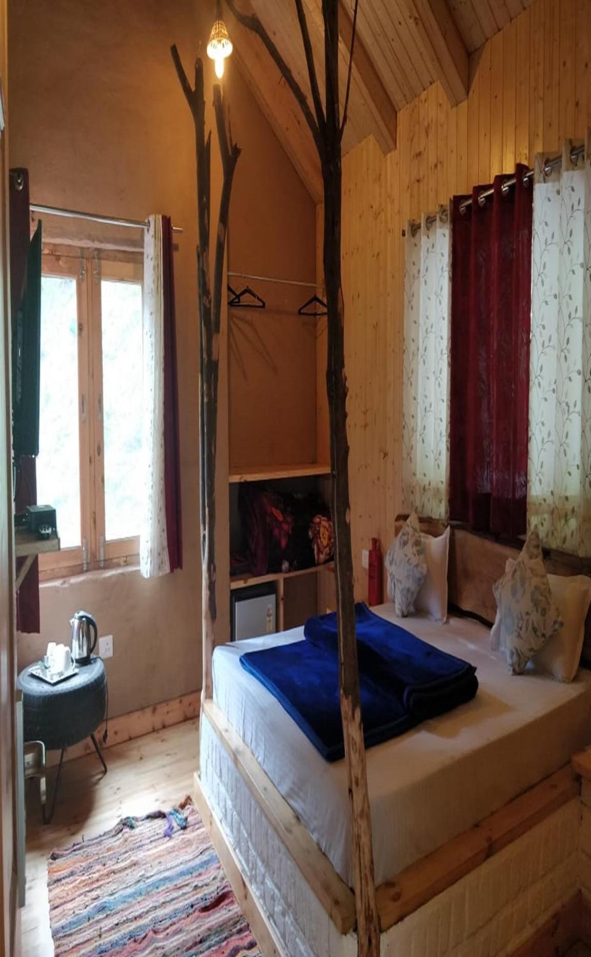 Offbeat Abodes - Tirthan Valley Banjar Exterior photo